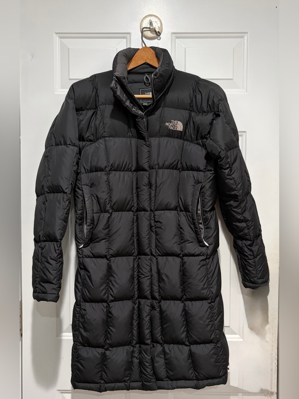 North Face Women's Black Knee Length Parka 600, winter warm, cabin ready, Small